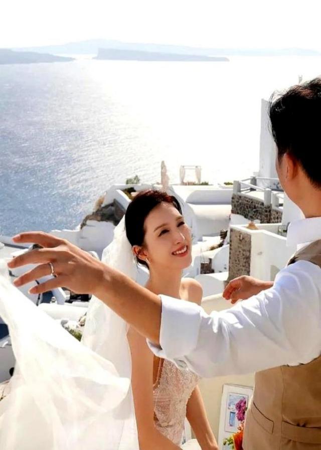 曾是体操女神，退役后与大51岁的干爹谈恋爱，如今何傲儿收获新生
