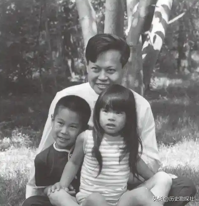 杨振宁发妻杜致礼有多美？1949年在美国的留影，22岁的她气质不凡