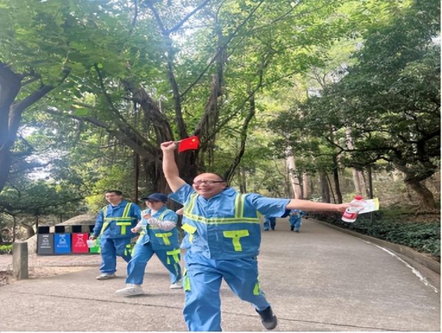 南岗街道举办“环卫靓南岗，分类共参与，健步迎新春”徒步活动。