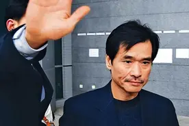 他是黑道教父，在港一手遮天，55岁返回内地时被数百名警察逮捕图片