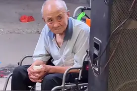 101岁老人送儿子出殡，躲在角落眼里噙满泪水，双手不停颤抖图片
