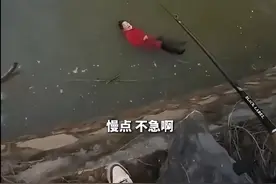 小伙用钓鱼竿钓起落水大姐，本人回应图片