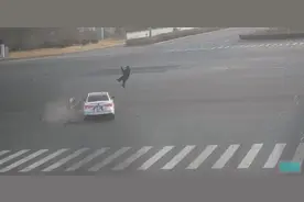 人飞了！内蒙古一电动车闯红灯，遇上小轿车抢黄灯……图片