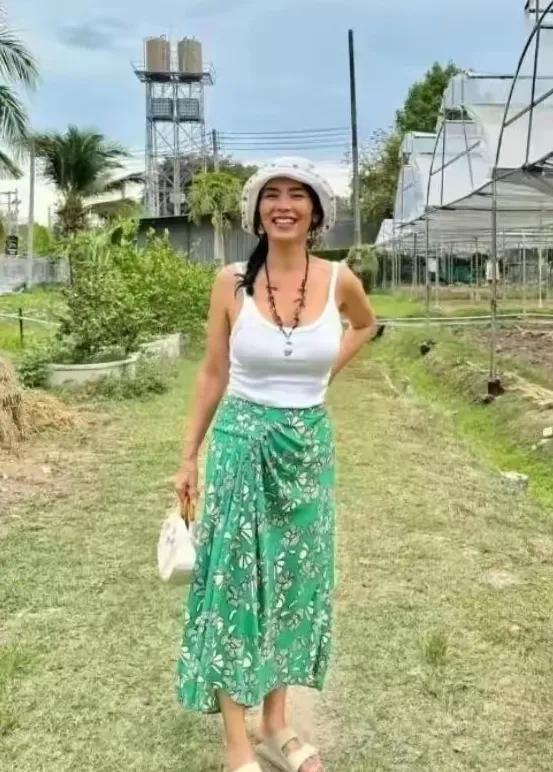 61岁韦唯隐居泰国深山,养牛种田笑如少女!活成多少人羡慕的样子