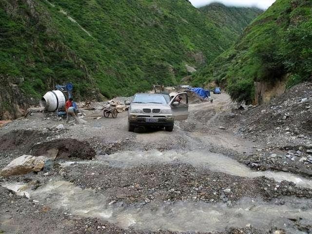 川藏线上那么多废弃豪车，为何没人愿意拖走？当地人道出实情