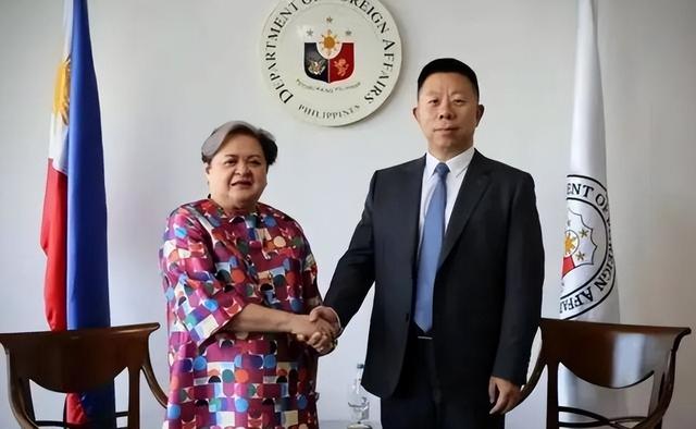 美国航母也没用！马科斯认怂，连夜向华交底，要签南海“生死状”