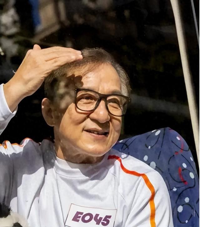 官媒对成龙的称呼变了，三字之差释放强烈信号，王晶的话有人信了