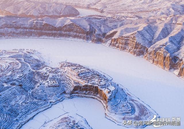 长城“牵手”黄河！偏关老牛湾大雪刷屏