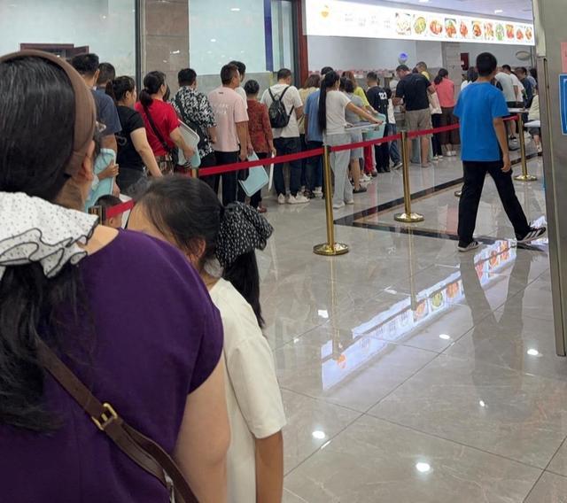 3200人涌进荣昌政府食堂吃午饭，居民：排了半小时队，是我们本地味道