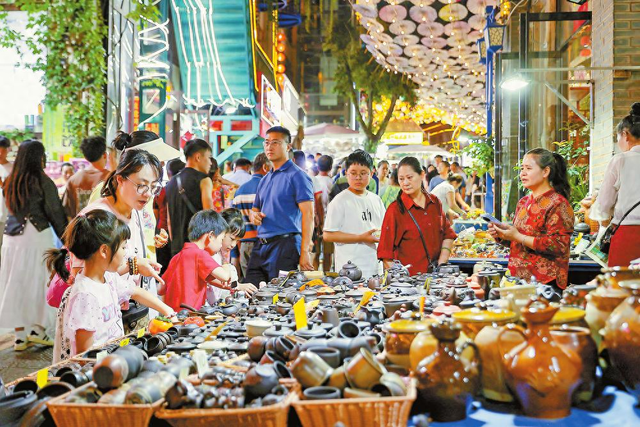 建水紫陶街 越夜越美丽
