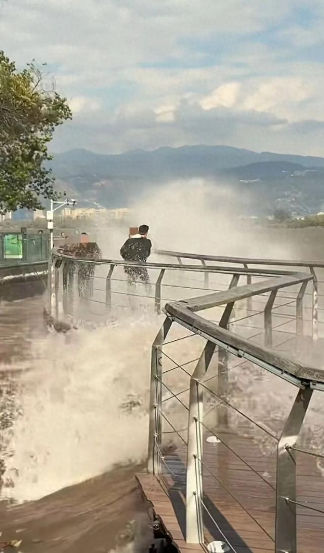 四川一公园栈道扶手有电？网友：不信邪，摸了又摸，人都麻了，景区：不存在漏电，可能有静电