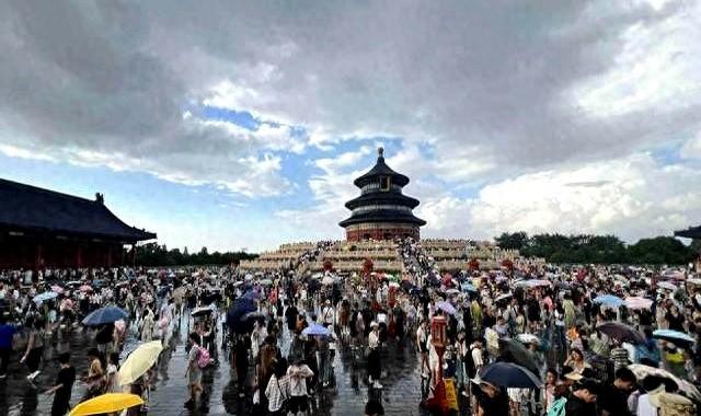 美国男子进烟酒店躲雨，女老板留其吃饭，饭后男子的举动太暖心！