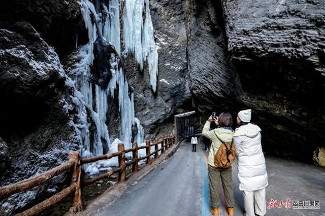 雪岭雾凇映冰帘 宕昌官鹅沟赏冰雪正当时