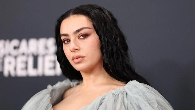 从偶像到演员：Charli XCX的选择比你想象更大胆