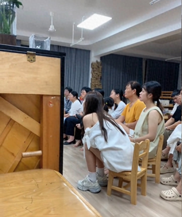 “老师夸我像孩子姐姐！”宝妈晒照被网友嫌弃：你听不懂人话？