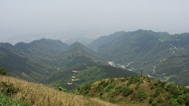 三名大学生深夜骑行涟源龙山，一人突然脱掉衣服，躺地上一动不动