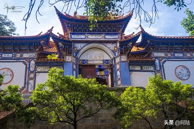 大理洱海边的文昌宫貌似无人问津，虽然紧挨着当地很重要的海神庙