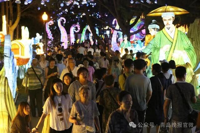 青岛之夏艺术灯会成岛城顶流，这里人“鼓”了，凑齐青岛消夏“四件套”！