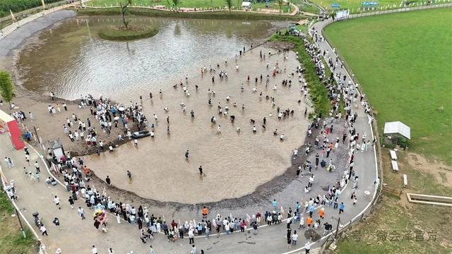 会泽县雨碌乡捞鱼狂欢节，捞鱼抓鸭嗨翻天！