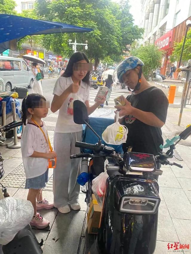 深圳华强北兴起小孩哥代送外卖潮，帮外卖员跑腿每单收费1、2元，有家长暑假带4个孩子送；有人称干了四五年，一天送500至600单