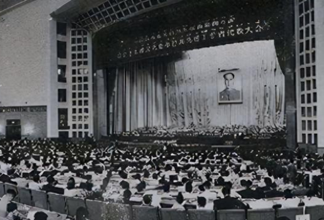 建造人民大会堂时，周公指出：大会堂的使用寿命不能低于350年