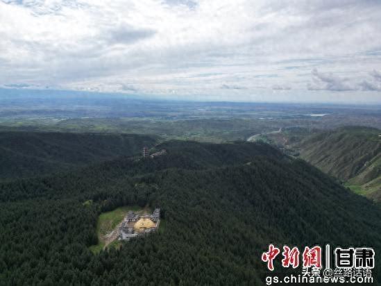 夏日丝路名山焉支山：松柏翠绿 山涧清凉