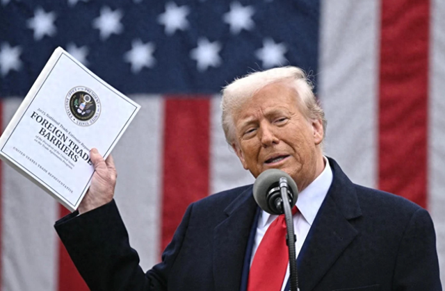 美国又加25%关税	，特朗普提前开香槟，中国：抛售5000亿美债