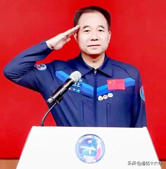 景海鹏少将，4次完成飞天任务，如今，又创造1项史上第一