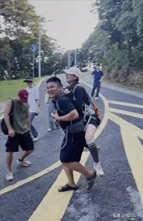 广东女子登山脚崴，被陌生小伙背40分钟下山，恶心的一幕出现了