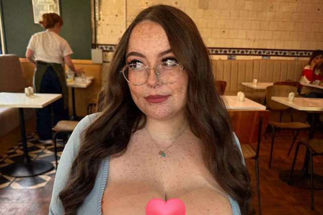 28岁女子拥有英国最大胸部，患巨乳症持续生长	，克服自卑圈粉20万