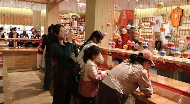 敦煌印局国庆迎来客流高峰 传统文化体验受青睐