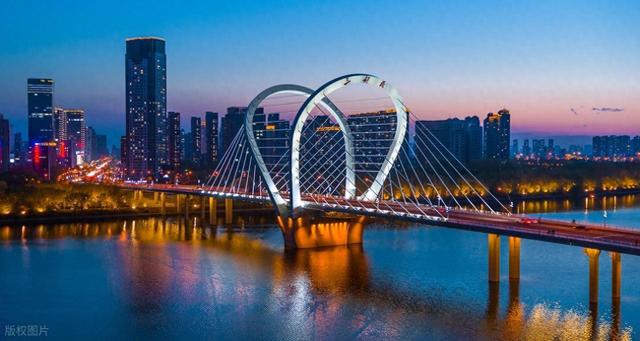 东北唯一的新一线城市，未来发展前景很广阔，更是一个旅游好去处