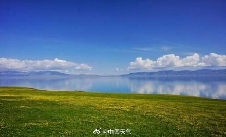 赛里木湖雪山蓝湖惊艳同框