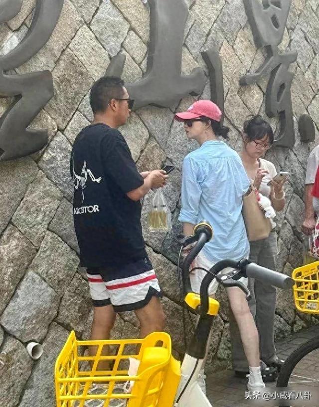 42岁蒋欣生活照瘦成“纸片人”，大热天美美出游，筷子腿抢镜！