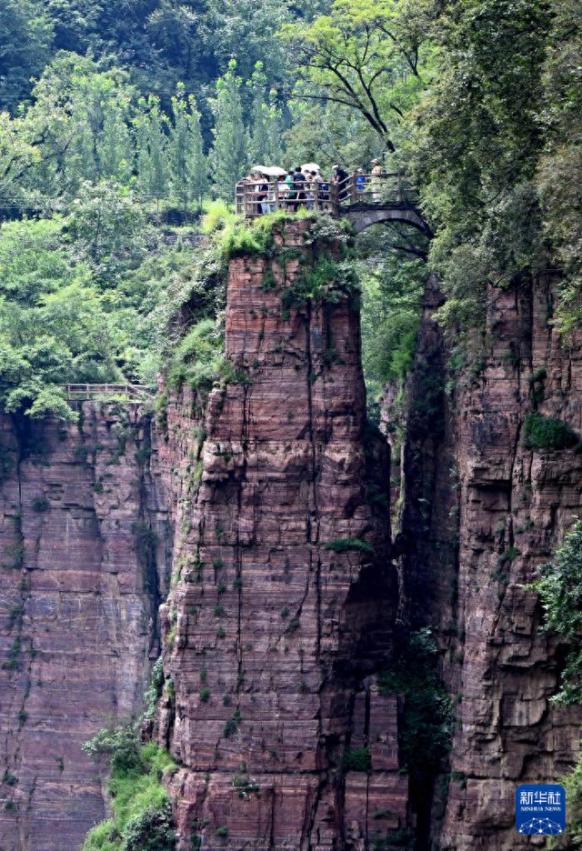 河南辉县：太行深处绝壁峡谷引游客