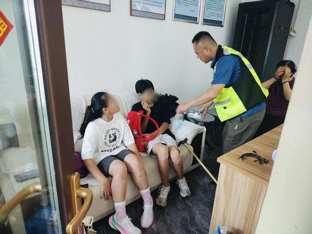 儿童景区走失获悉心照料 家长致谢“临时爸妈”