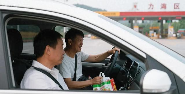 邻居蹭我车出游，刚上车就立规矩，我假装买东西把她丢在服务区