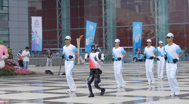 深圳移动全程护航，具身智能人形机器人圆满完成全运会火炬接力