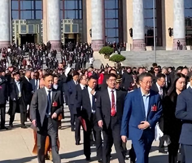 强制购物摆渡车刺客！两会传来好消息，以后出门旅游不怕被坑了