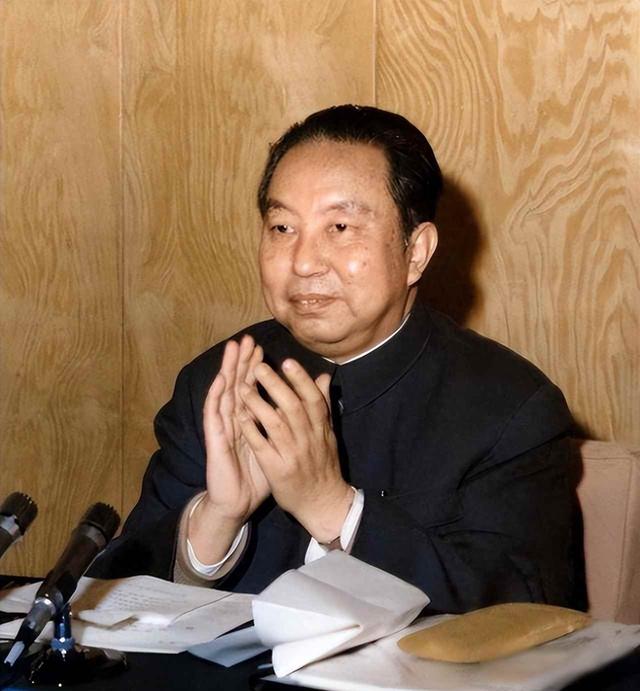 华国锋夫人韩芝俊有多美？1961年全家在长沙留影，30岁她端庄贤惠