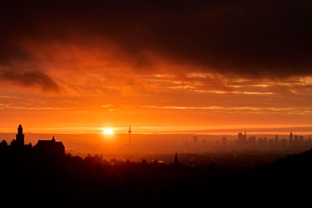 （外代一线）法兰克福：日出时分