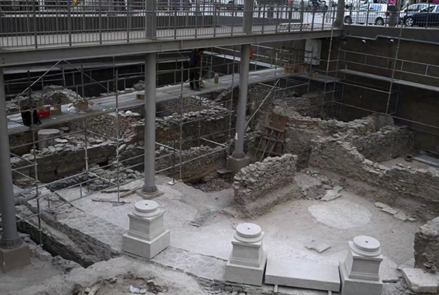 西安地铁挖出文物算啥？希腊修地铁20年，顺手建了个博物馆