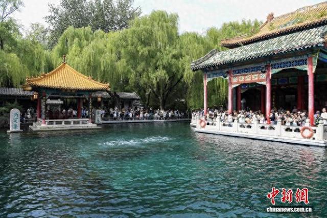 山东济南：72名泉喷涌欢腾引游人