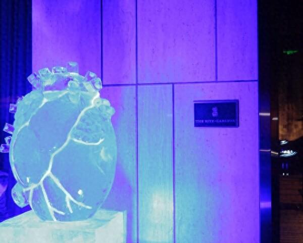 哈尔滨富力丽思卡尔顿酒店1千公斤冰雕作品璀璨亮相