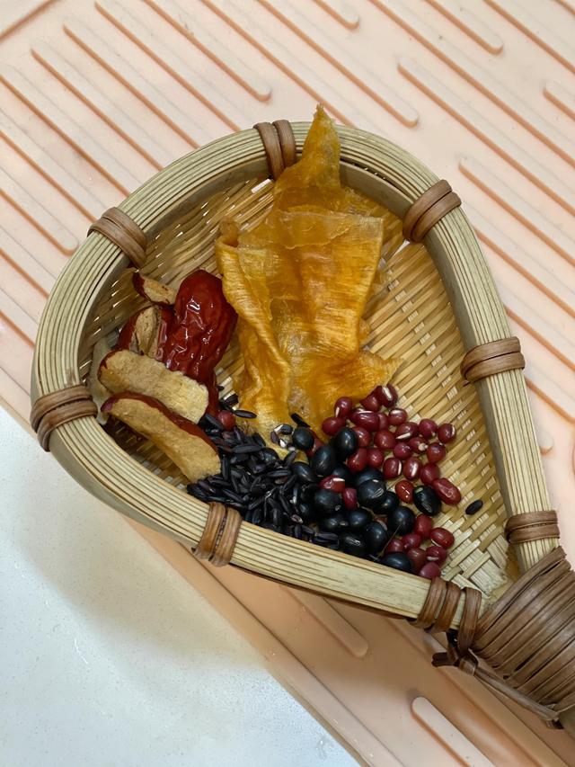 花胶可以和黑豆黑米一起煲吗 花胶和黑豆一起炖的作用功效 花胶可以和黑豆黑米一起煲吗 花胶和黑豆一起炖的作用功效