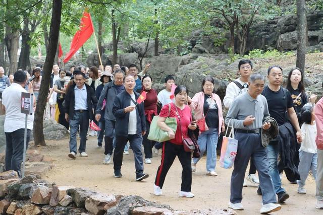 红色文化“盛宴”献礼国庆，红色旅游蔚然成风