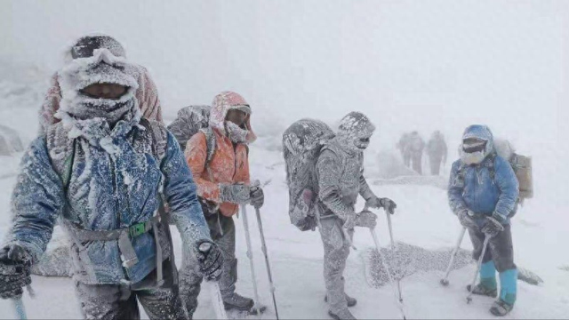 夫妻二人首次穿越鳌太线，丈夫意外失踪，妻子跪地请求队友救人