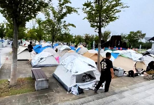 5年倒闭10家热门景区，年轻人穷游睡帐篷，天价酒店割不动韭菜了