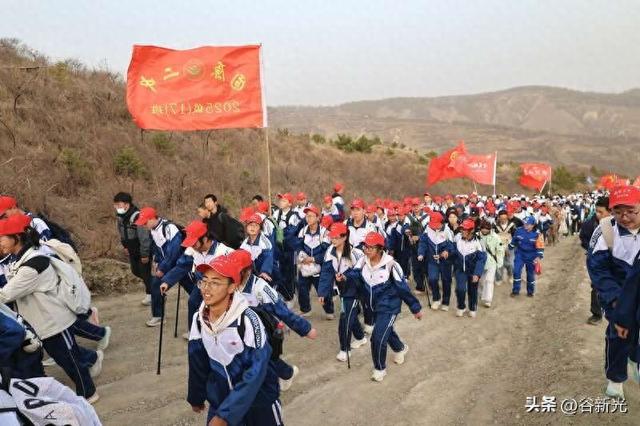 徒步30年，宁夏固原骂声里走出来的红色传承