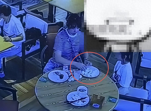 酒店捏蛋女“社会性死亡”：正脸曝光身份被扒，连孩子都跟着丢人